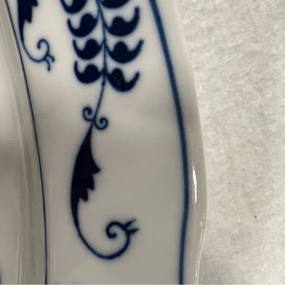 Vintage 16" Blue Danube oval Platter, small edge flake plus 1 dinner plate. - Picture 5 of 5